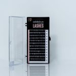 Ανοιχτή επαγγελματική κασετίνα (tray) που περιέχει πολλαπλές σειρές από μαύρες, μεμονωμένες βλεφαρίδες extension της μάρκας Addictive Lashes by Menia Nalbadi.