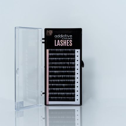 Ανοιχτή επαγγελματική κασετίνα (tray) που περιέχει πολλαπλές σειρές από μαύρες, μεμονωμένες βλεφαρίδες extension της μάρκας Addictive Lashes by Menia Nalbadi.