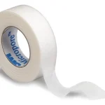 Ρολό λευκής χάρτινης ταινίας 3M Micropore για extensions βλεφαρίδων, με το λογότυπο 3M στον εσωτερικό δακτύλιο, ιδανική για χαρτογράφηση (mapping).