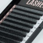 Ανοιχτή κασετίνα (tray) της Addictive Lashes που περιέχει σειρές με έτοιμα τουφάκια (premade fans) 6D για τεχνική volume, σε έντονο μαύρο χρώμα.