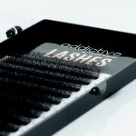 Ανοιχτή επαγγελματική κασετίνα (tray) της Addictive Lashes που περιέχει σειρές με έτοιμα τουφάκια (premade fans) 6D για τεχνική volume, σε έντονο μαύρο χρώμα.