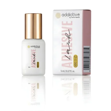 Λευκό μπουκαλάκι με χρυσό καπάκι και ένδειξη "sec 1-2" της Addictive Lashes. Λεπτόρρευστη κόλλα extensions με χρόνο 1-2 δευτερόλεπτα και ελαστική σύνθεση που ακολουθεί τη φυσική βλεφαρίδα. Ιδανική για Classic, Hybrid και Volume τεχνικές, με διάρκεια έως 9 εβδομάδες.