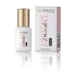 Λευκό μπουκαλάκι της κόλλας βλεφαρίδων Addictive Lashes με ένδειξη "sec 3-4" και χρυσό καπάκι. Ειδικά σχεδιασμένη για αρχάριες τεχνίτριες και εκπαίδευση, προσφέρει αργό χρόνο πολυμερισμού (3-4 δευτ.) για εύκολη διόρθωση και ήπια σύνθεση για ευαίσθητα μάτια.
