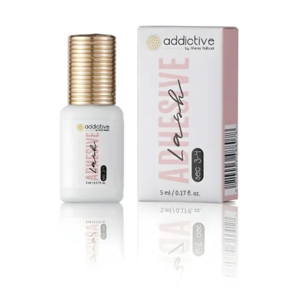 Λευκό μπουκαλάκι της κόλλας βλεφαρίδων Addictive Lashes με ένδειξη "sec 3-4" και χρυσό καπάκι. Ειδικά σχεδιασμένη για αρχάριες τεχνίτριες και εκπαίδευση, προσφέρει αργό χρόνο πολυμερισμού (3-4 δευτ.) για εύκολη διόρθωση και ήπια σύνθεση για ευαίσθητα μάτια.