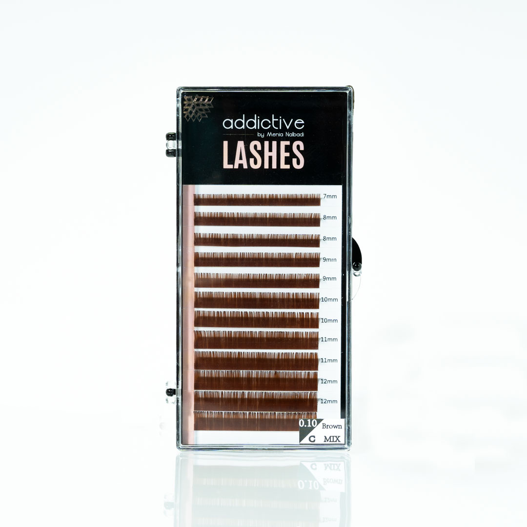 Brown-Lashes Επαγγελματική κασετίνα (mix tray) της Addictive Lashes by Menia Nalbadi, η οποία περιέχει σειρές από καφέ (brown) βλεφαρίδες extension σε διάφορα μήκη και καμπύλες, κατάλληλες για τεχνικές Classic και Volume.