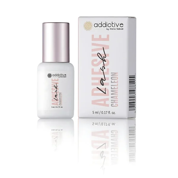 Chameleon-Smart-Adhesive-–-Προσαρμοστική-Κόλλα-Extensions-για-Κάθε-Υγρασία-1-1.5-Sec-e1769158618197 Λευκό μπουκαλάκι με ασημί καπάκι της κόλλας Chameleon (5ml). Διαθέτει Smart Adaptive Formula που προσαρμόζεται αυτόματα σε κάθε επίπεδο υγρασίας (25-65%) και θερμοκρασίας. Ιδανική για χώρους με μεταβλητές συνθήκες, προσφέρει συγκόλληση 1-1.5 δευτ. και ελαχιστοποιημένες αναθυμιάσεις.