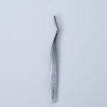 Μεταλλική καμπύλη λαβίδα (curved tweezer) της Addictive Lashes. Ειδικά σχεδιασμένη για την ακριβή τοποθέτηση DIY τουφών στις γωνίες του ματιού.