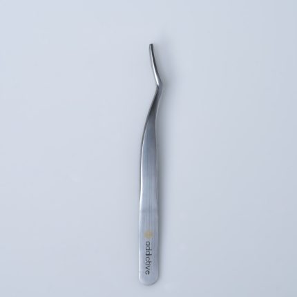 Μεταλλική καμπύλη λαβίδα (curved tweezer) της Addictive Lashes. Ειδικά σχεδιασμένη για την ακριβή τοποθέτηση DIY τουφών στις γωνίες του ματιού.