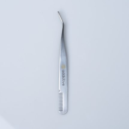 Εργονομική λαβίδα βλεφαρίδων Flick & Fix της Addictive Lashes. Διαθέτει καμπύλο άκρο για τοποθέτηση DIY extensions και ενσωματωμένο χτενάκι στη λαβή για περιποίηση.