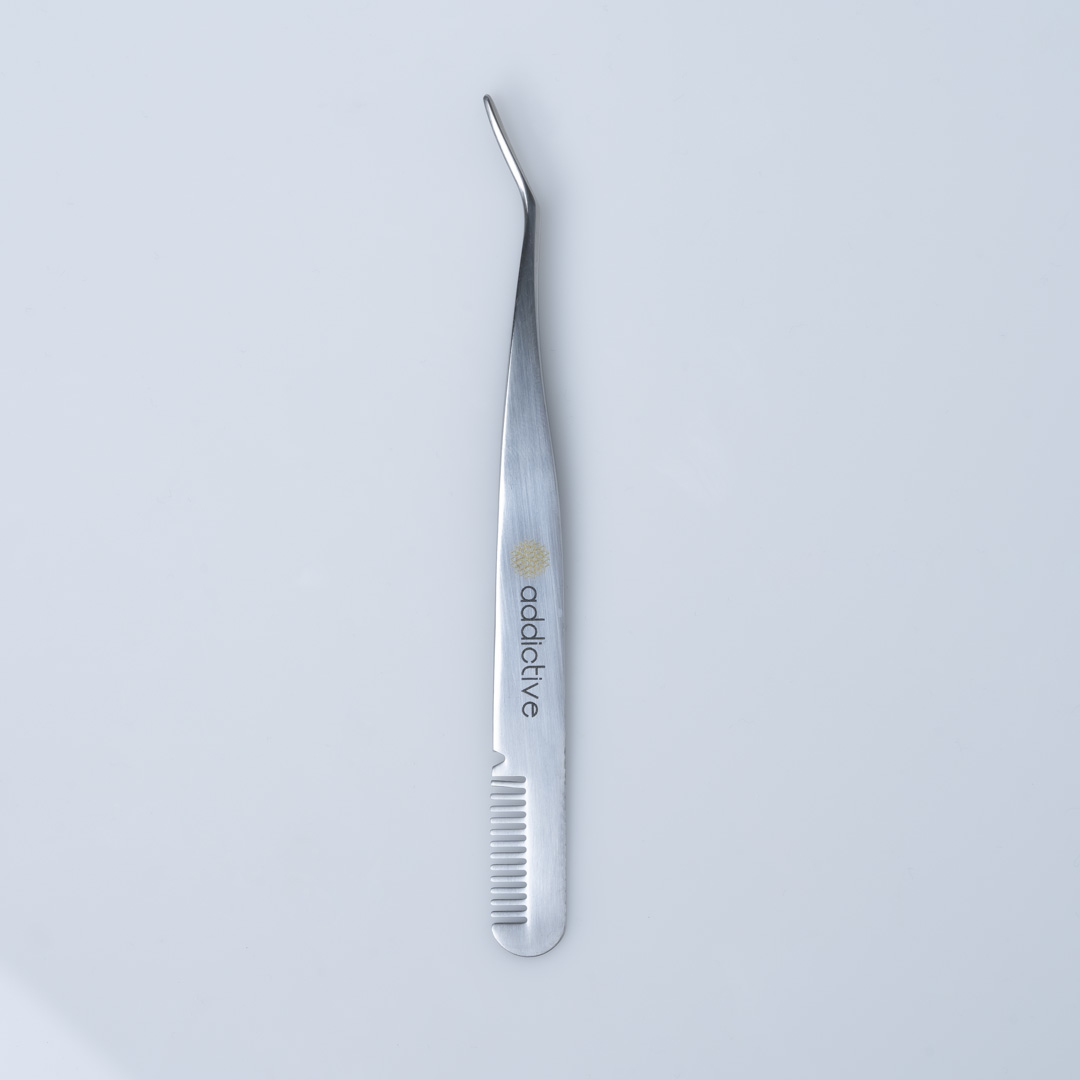 Flick-Fix Εργονομική λαβίδα βλεφαρίδων Flick & Fix της Addictive Lashes. Διαθέτει καμπύλο άκρο για τοποθέτηση DIY extensions και ενσωματωμένο χτενάκι στη λαβή για περιποίηση.