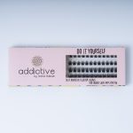 Συσκευασία DIY βλεφαρίδων Flirt Me της Addictive Lashes. Αυτοκόλλητα τουφάκια (self-adhesive cluster lashes) για εύκολη τοποθέτηση κάτω από τις φυσικές βλεφαρίδες (under lash application).