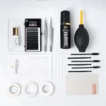 Πλήρες επαγγελματικό κιτ 3D Volume eyelash extensions της Addictive με κόλλα 1-2 sec, λαβίδες L-type και προϊόντα καθαρισμού.