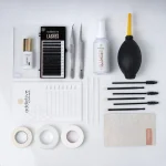 Πλήρες επαγγελματικό κιτ One by One lashes της Addictive με κόλλα, βλεφαρίδες, λαβίδες, ταινίες και αναλώσιμα.