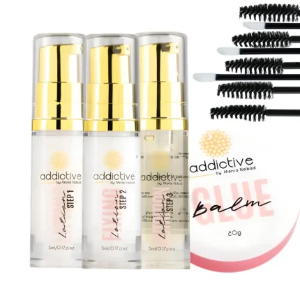 Σύνθεση με όλα τα προϊόντα που περιλαμβάνονται στο επαγγελματικό κιτ lash lift της Addictive, συμπεριλαμβανομένων των λοσιόν, του glue balm, των pads και των εργαλείων εφαρμογής.