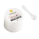 Λευκό βαζάκι της πούδρας σταθεροποίησης Powder Lock (5g) της Addictive Lashes, ειδική για την τεχνική Korean Lash Lift, φωτογραφημένη δίπλα στο λευκό κουταλάκι εφαρμογής.