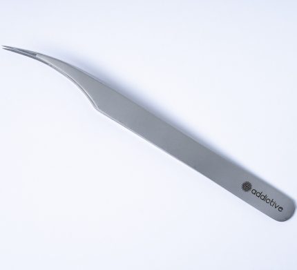 Λεπτομέρεια μύτης καμπύλης λαβίδας διαχωρισμού TW-01 Curved, σχεδιασμένη για εργονομία και ευκολία σε βαθουλωτά μάτια.