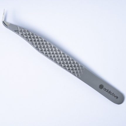 Επαγγελματική λαβίδα βλεφαρίδων TW-02 τύπου Boot (L-Type 90°) της Addictive Lashes, με ανάγλυφη λαβή Diamond Grip για σταθερότητα.