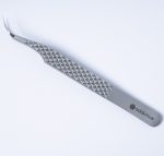 Επαγγελματική λαβίδα βλεφαρίδων TW-03 Curved (Καμπύλη) της Addictive Lashes, με ανάγλυφη αντιολισθητική λαβή (Diamond Grip) για μέγιστη σταθερότητα, ιδανική για διαχωρισμό και volume εφαρμογές.