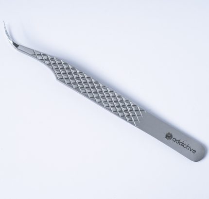 Επαγγελματική λαβίδα βλεφαρίδων TW-03 Curved (Καμπύλη) της Addictive Lashes, με ανάγλυφη αντιολισθητική λαβή (Diamond Grip) για μέγιστη σταθερότητα, ιδανική για διαχωρισμό και volume εφαρμογές.