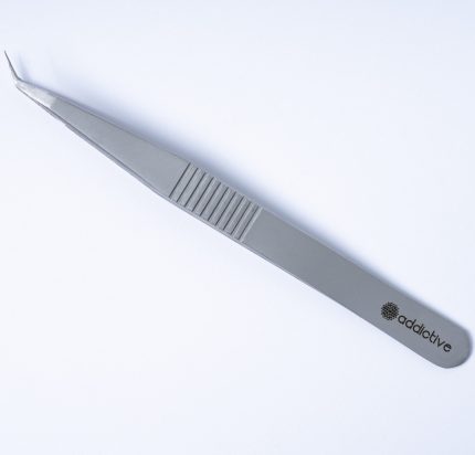 Επαγγελματική λαβίδα βλεφαρίδων TW-04 τύπου Stiletto (45°) της Addictive Lashes, με χαρακτηριστική ραβδωτή αντιολισθητική λαβή (Ribbed Grip) για ασφαλές κράτημα και ακρίβεια σε τεχνικές One by One και Volume.