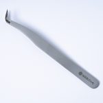 Επαγγελματική λαβίδα βλεφαρίδων TW-05 τύπου L (45°) της Addictive Lashes, με χαρακτηριστική πλατιά μύτη (wide point) που προσφέρει μεγάλη επιφάνεια κλεισίματος, ιδανική για σταθερό κράτημα σε Mega Volume τεχνικές.