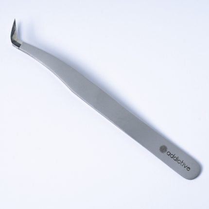 Επαγγελματική λαβίδα βλεφαρίδων TW-05 τύπου L (45°) της Addictive Lashes, με χαρακτηριστική πλατιά μύτη (wide point) που προσφέρει μεγάλη επιφάνεια κλεισίματος, ιδανική για σταθερό κράτημα σε Mega Volume τεχνικές.