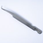 Επαγγελματική λαβίδα βλεφαρίδων TW-07 της Addictive Lashes με κλίση 90 μοιρών (L-Type), κατασκευασμένη από ιαπωνικό ατσάλι, ιδανική για τεχνικές Volume και Mega Volume.