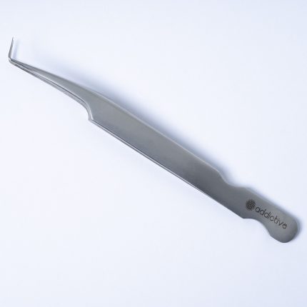 Επαγγελματική λαβίδα βλεφαρίδων TW-07 της Addictive Lashes με κλίση 90 μοιρών (L-Type), κατασκευασμένη από ιαπωνικό ατσάλι, ιδανική για τεχνικές Volume και Mega Volume.