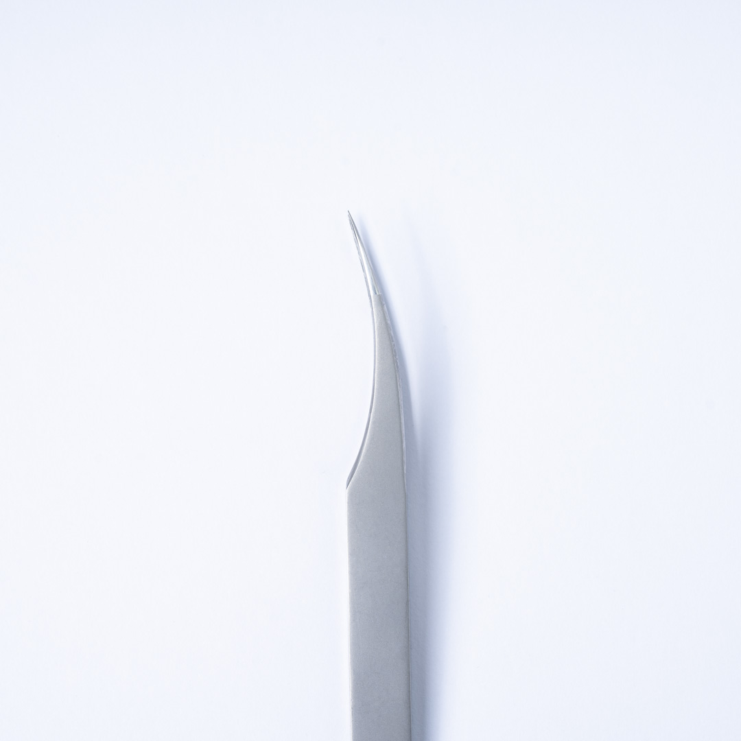 TW01c Επαγγελματική λαβίδα διαχωρισμού βλεφαρίδων TW-01 της Addictive Lashes, διαθέσιμη σε ίσια (straight) και καμπύλη (curved) εκδοχή, κατασκευασμένη από ιαπωνικό ατσάλι.