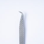 Κοντινή λήψη (macro) της μύτης τύπου Boot της επαγγελματικής λαβίδας TW-02, που αναδεικνύει την ανάγλυφη λαβή (Diamond Grip) και τη γωνία 90 μοιρών για ακρίβεια στις τεχνικές Volume.