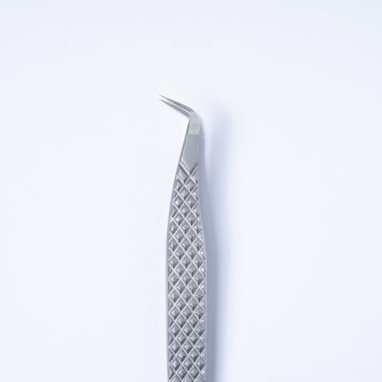 Κοντινή λήψη (macro) της μύτης τύπου Boot της επαγγελματικής λαβίδας TW-02, που αναδεικνύει την ανάγλυφη λαβή (Diamond Grip) και τη γωνία 90 μοιρών για ακρίβεια στις τεχνικές Volume.