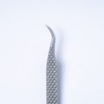 Επαγγελματική καμπύλη λαβίδα (curved tweezer) TW-03 της Addictive Lashes με αντιολισθητική λαβή diamond grip, ιδανική για αρχάριες τεχνίτριες.