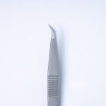 Επαγγελματική λαβίδα βλεφαρίδων TW-04 τύπου Stiletto με κλίση 45 μοιρών και ραβδωτή λαβή (ribbed grip) από την Addictive Lashes.