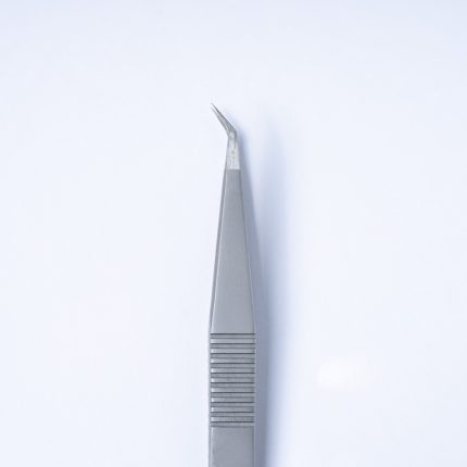 Επαγγελματική λαβίδα βλεφαρίδων TW-04 τύπου Stiletto με κλίση 45 μοιρών και ραβδωτή λαβή (ribbed grip) από την Addictive Lashes.