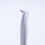 Επαγγελματική λαβίδα βλεφαρίδων TW-05 τύπου L (45 μοιρών) με πλατιά μύτη (wide point) από την Addictive Lashes, ιδανική για Mega Volume τεχνικές.