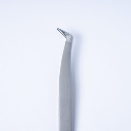 Επαγγελματική λαβίδα βλεφαρίδων TW-05 τύπου L (45 μοιρών) με πλατιά μύτη (wide point) από την Addictive Lashes, ιδανική για Mega Volume τεχνικές.