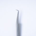 Κοντινή λήψη (macro) της μύτης της επαγγελματικής λαβίδας TW-07, που αναδεικνύει την ακριβή γωνία 90 μοιρών (L-Type) για απόλυτο έλεγχο στις τεχνικές Volume και Mega Volume.