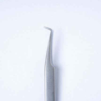 Κοντινή λήψη (macro) της μύτης της επαγγελματικής λαβίδας TW-07, που αναδεικνύει την ακριβή γωνία 90 μοιρών (L-Type) για απόλυτο έλεγχο στις τεχνικές Volume και Mega Volume.