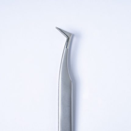 Λαβίδα βλεφαρίδων TW-09 L Type (90°), κατασκευασμένη από ανοξείδωτο ατσάλι, με λογότυπο Addictive στη λαβή, ιδανική για δημιουργία volume fans.