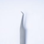 Επαγγελματική λαβίδα βλεφαρίδων TW-06 τύπου Stiletto με κλίση 45 μοιρών της Addictive Lashes, κατασκευασμένη από ιαπωνικό ατσάλι, για τεχνικές Mega Volume και One by One.