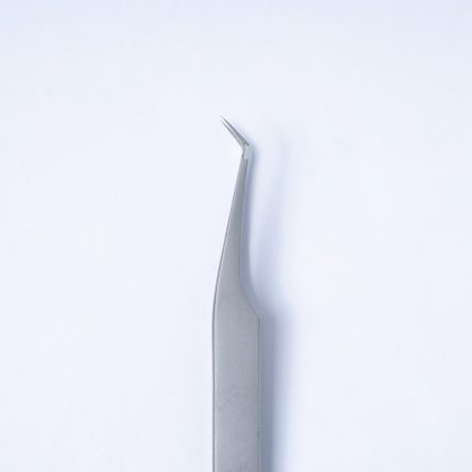 Επαγγελματική λαβίδα βλεφαρίδων TW-06 τύπου Stiletto με κλίση 45 μοιρών της Addictive Lashes, κατασκευασμένη από ιαπωνικό ατσάλι, για τεχνικές Mega Volume και One by One.