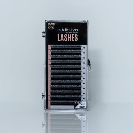 Κασετίνα με έτοιμα τουφάκια βλεφαρίδων W-Shape Double 3D της Addictive Lashes για πυκνό αποτέλεσμα.