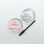Addictive Lashes Brow Styling Balm – Επαγγελματικό κερί φρυδιών με ενυδατικά συστατικά και βιταμίνη B5