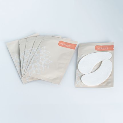 Συσκευασίες με ζεύγη επιθεμάτων ματιών (eyepatches) της Addictive Lashes, με Aloe Vera και Βιταμίνη C, για χρήση σε lash extensions και lash lift.