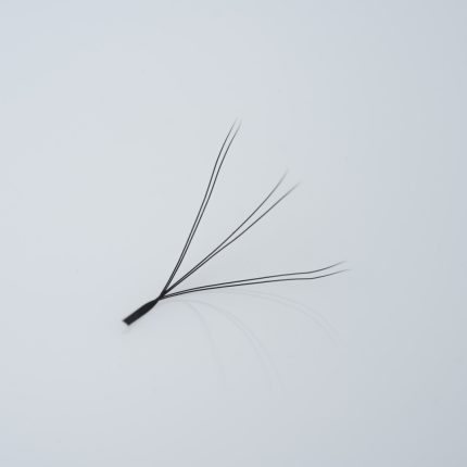 Κοντινή λήψη (macro) ενός έτοιμου fan βλεφαρίδων (premade fan) W-Shape, με χαρακτηριστική διάταξη ινών που σχηματίζουν το γράμμα W και μακρύ κορμό (long stem), για textured volume αποτέλεσμα.