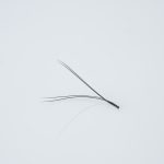 Κοντινή λήψη (macro) ενός έτοιμου fan βλεφαρίδων (premade fan) YY W-Shape, με χαρακτηριστική διάταξη ινών που σχηματίζουν το γράμμα Y και μακρύ κορμό (long stem), για textured volume αποτέλεσμα.