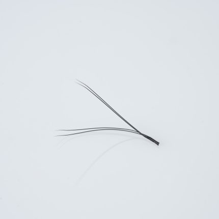 Κοντινή λήψη (macro) ενός έτοιμου fan βλεφαρίδων (premade fan) YY W-Shape, με χαρακτηριστική διάταξη ινών που σχηματίζουν το γράμμα Y και μακρύ κορμό (long stem), για textured volume αποτέλεσμα.