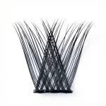 Λεπτομερής κοντινή λήψη (macro) ενός μεμονωμένου τουφιού Fluffy Mood DIY. Διακρίνεται η αέρινη, "fluffy" υφή με τις διασταυρούμενες τρίχες που προσφέρουν ανάλαφρο όγκο, καθώς και η μαύρη αυτοκόλλητη βάση (self-adhesive band).