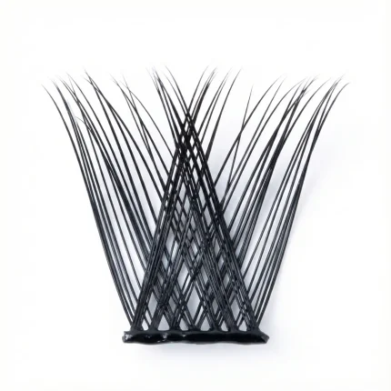 Λεπτομερής κοντινή λήψη (macro) ενός μεμονωμένου τουφιού Fluffy Mood DIY. Διακρίνεται η αέρινη, "fluffy" υφή με τις διασταυρούμενες τρίχες που προσφέρουν ανάλαφρο όγκο, καθώς και η μαύρη αυτοκόλλητη βάση (self-adhesive band).