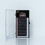 Ανοιχτή κασετίνα με βλεφαρίδες volume 0.05 και 0.07 της Addictive Lashes για δημιουργία χειροποίητης βεντάλιας.